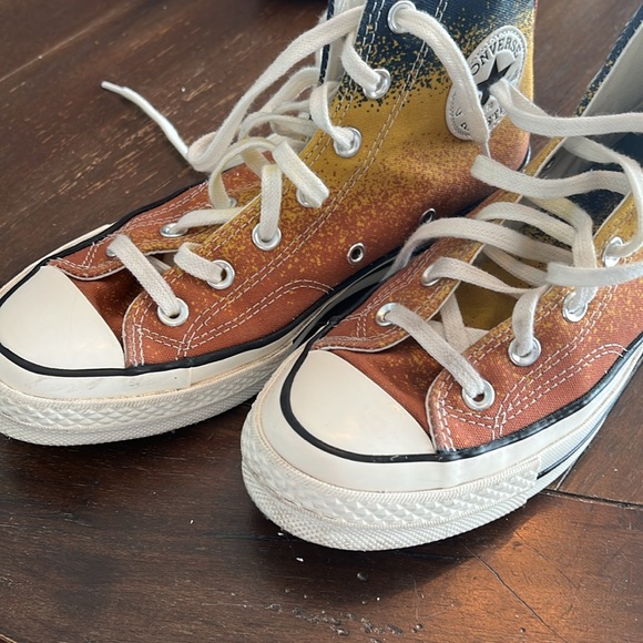 Beautiful like new multi color Converse m/6 w/8 - Picture 3 of 4